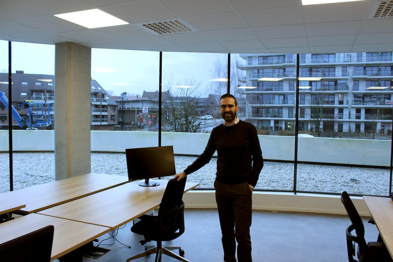 Jurgen Broos in het nieuwe kantoor in Waregem